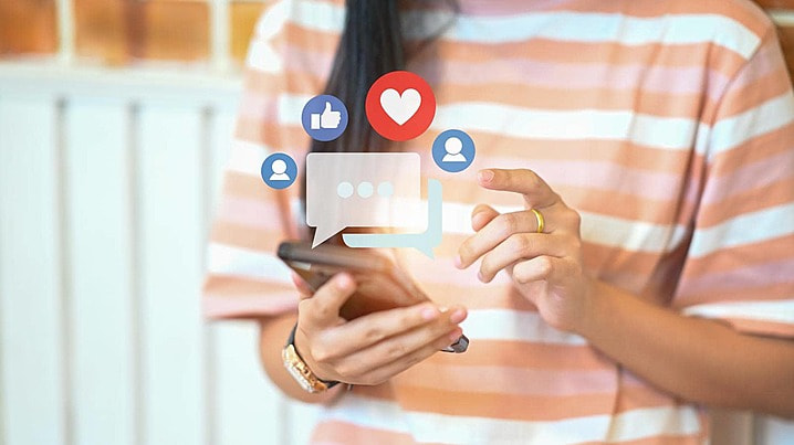 Jeune femme discutant en ligne sur son téléphone
